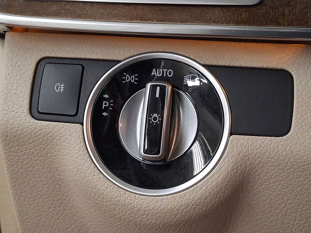 Thumbnail: 2014 Mercedes-Benz E-Class - 20