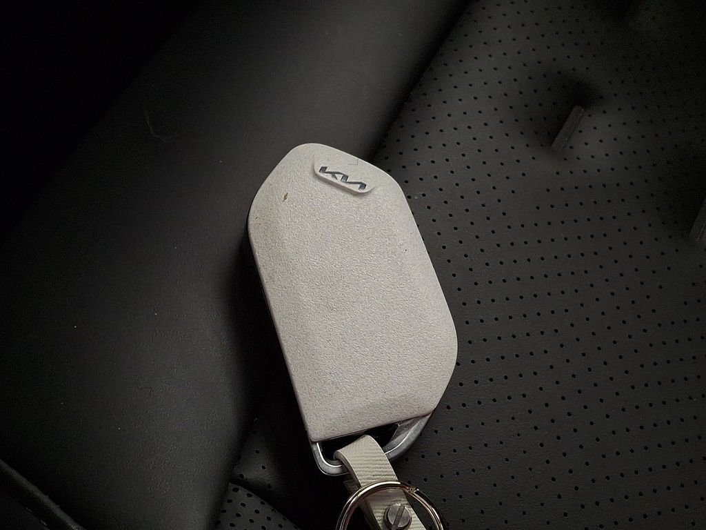 Thumbnail: 2024 Kia EV9 - 24