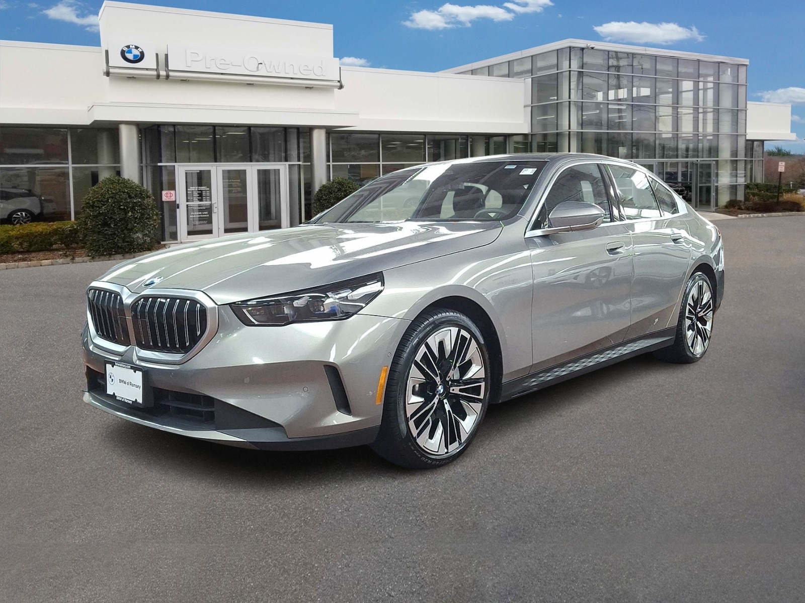 Thumbnail: 2025 BMW 5 Series - 1