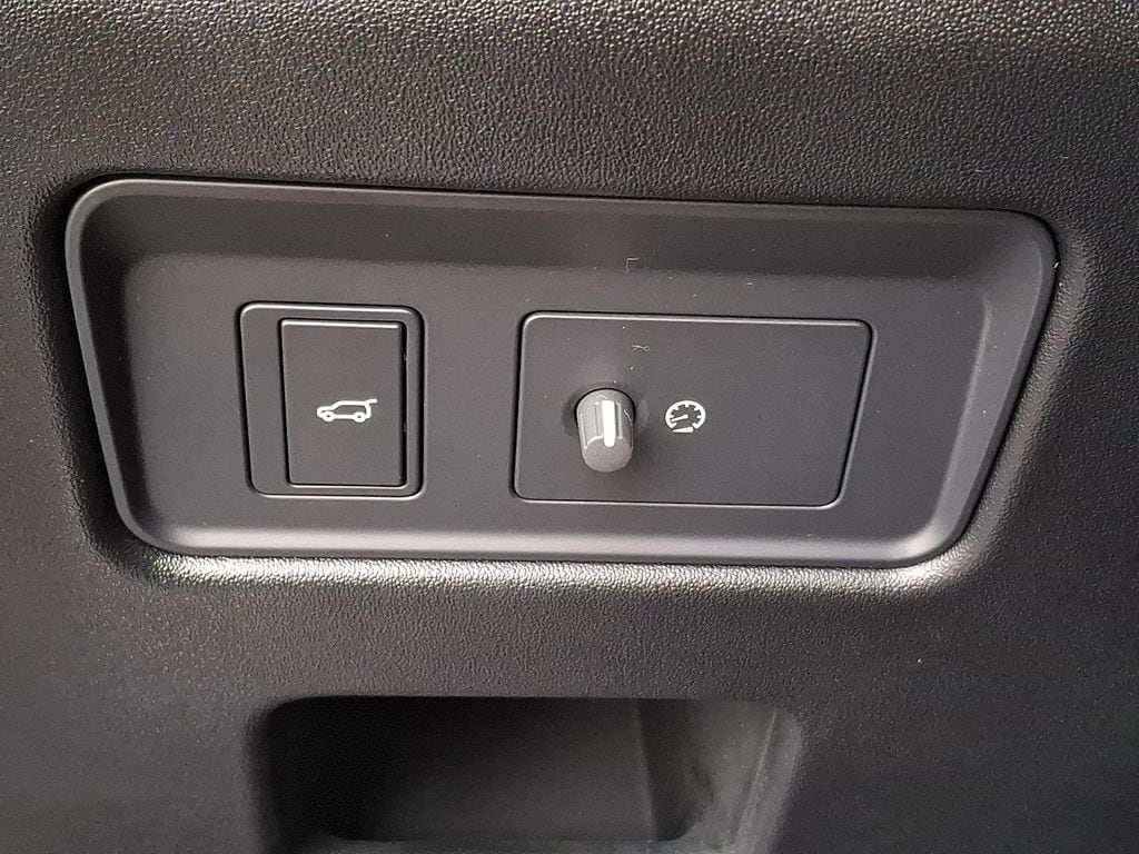 Thumbnail: 2025 Land Rover Discovery - 22