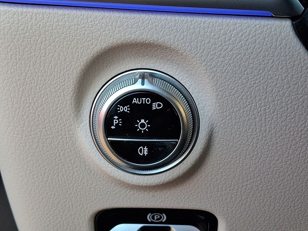 Thumbnail: 2022 Mercedes-Benz C-Class - 19