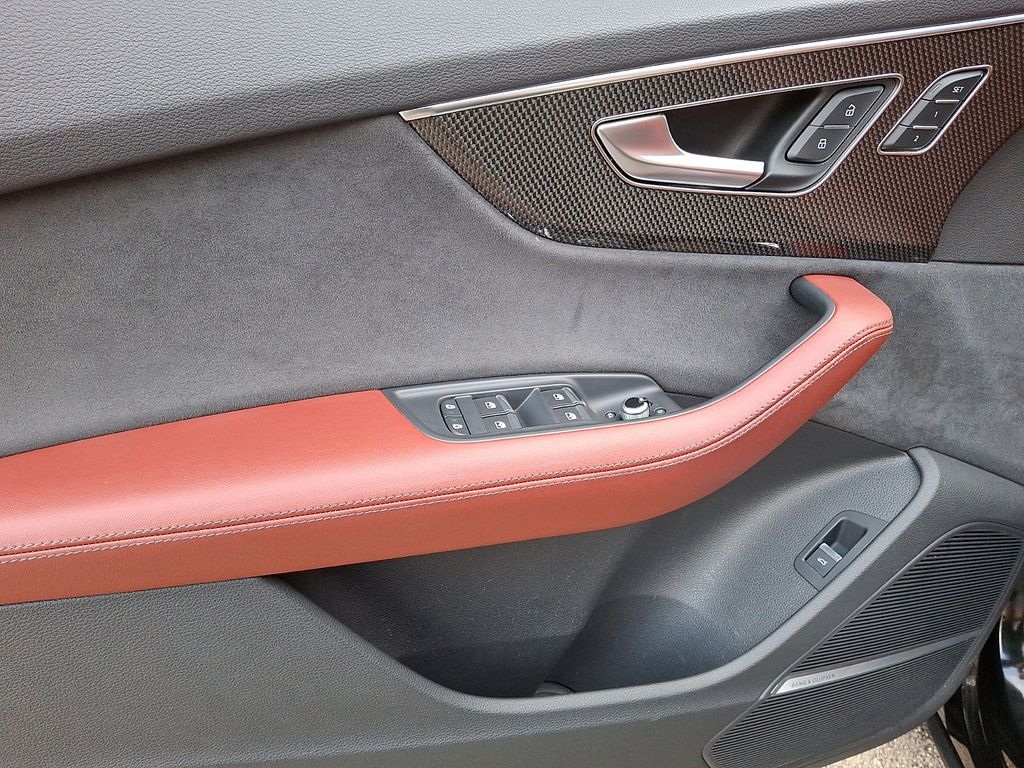 Thumbnail: 2023 Audi SQ7 - 9