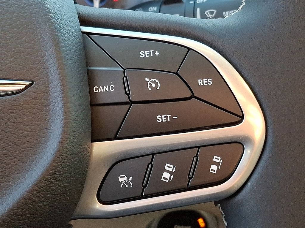 Thumbnail: 2023 Chrysler Pacifica - 19