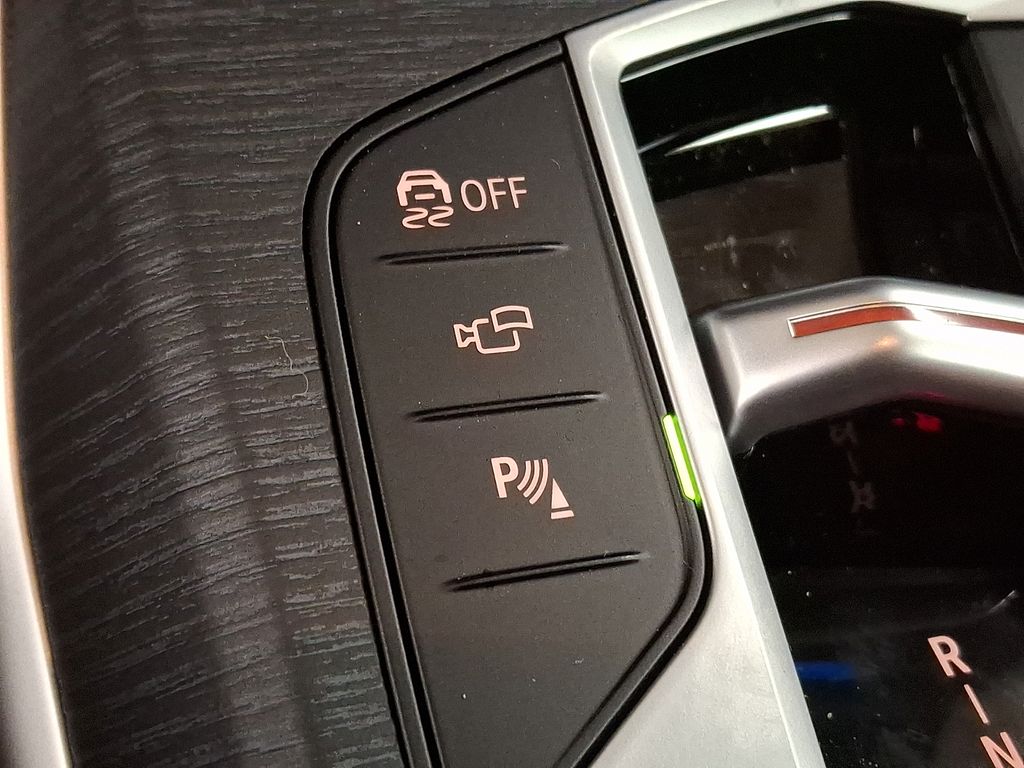 Thumbnail: 2025 BMW i4 - 19