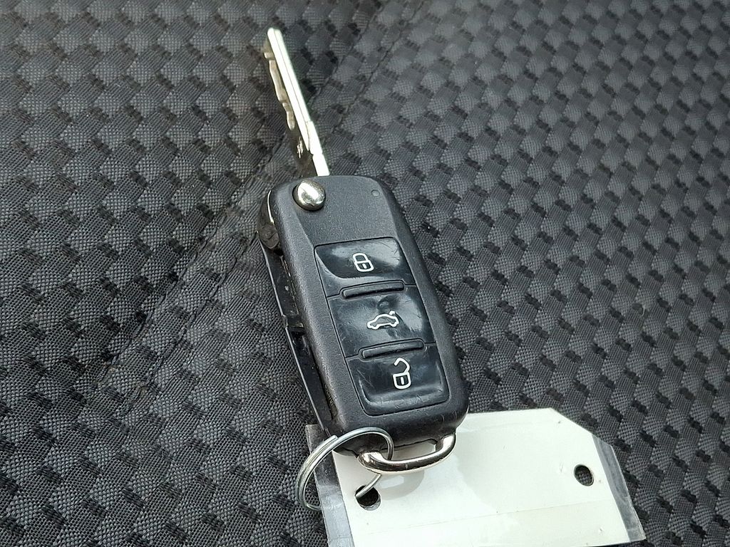 Thumbnail: 2012 Volkswagen Jetta - 20