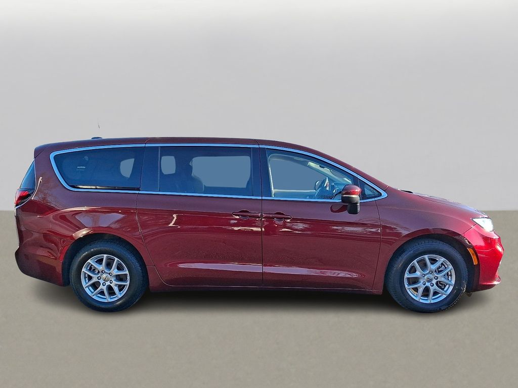 Thumbnail: 2023 Chrysler Pacifica - 3