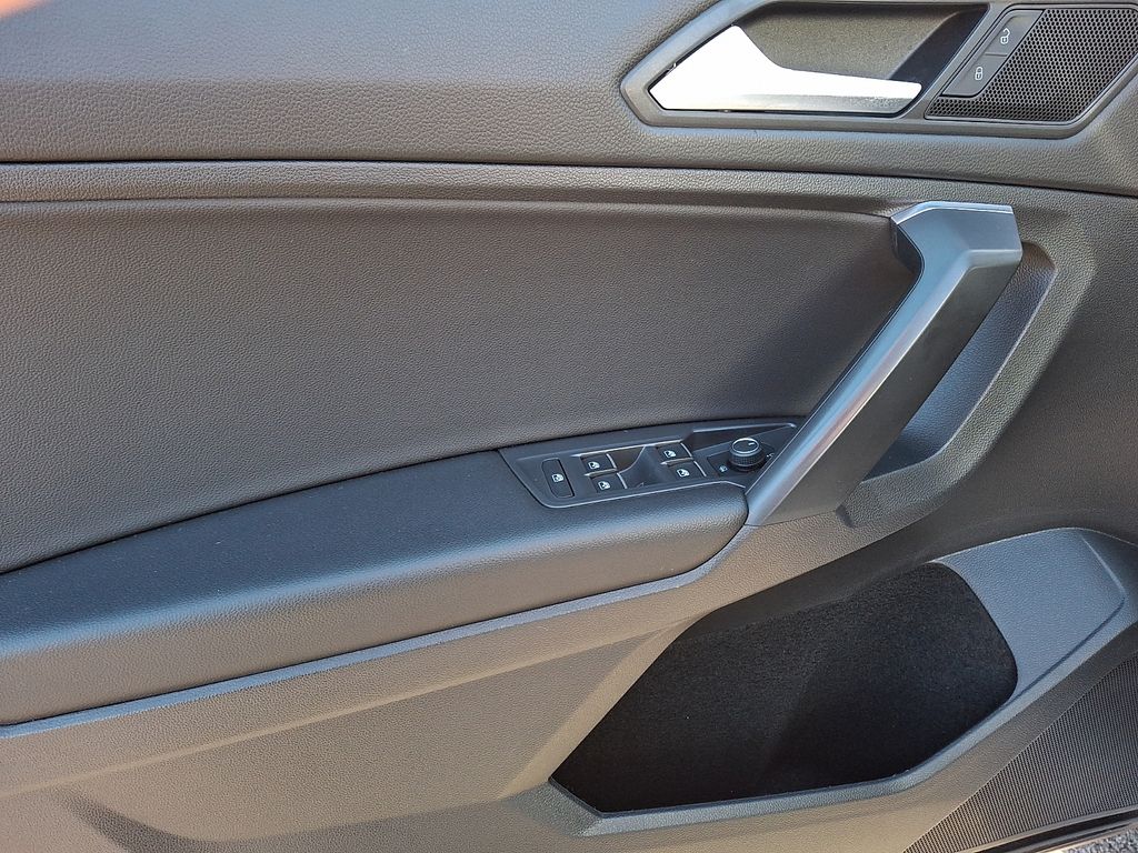 Thumbnail: 2021 Volkswagen Tiguan - 8