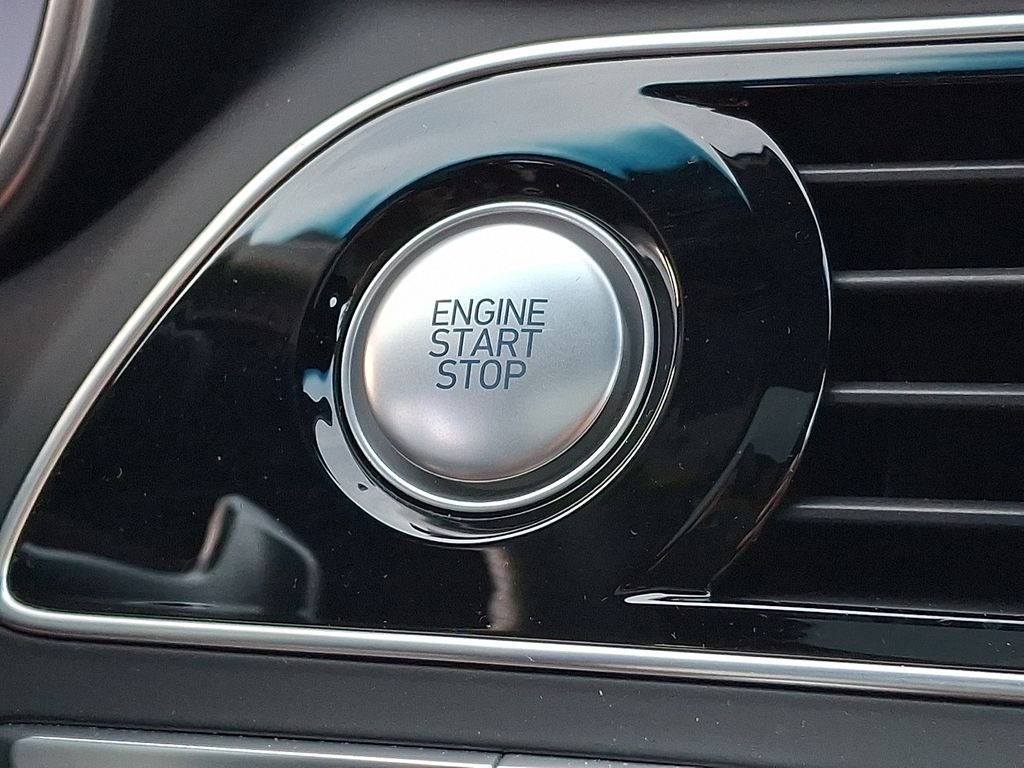 Thumbnail: 2023 Genesis G70 - 19