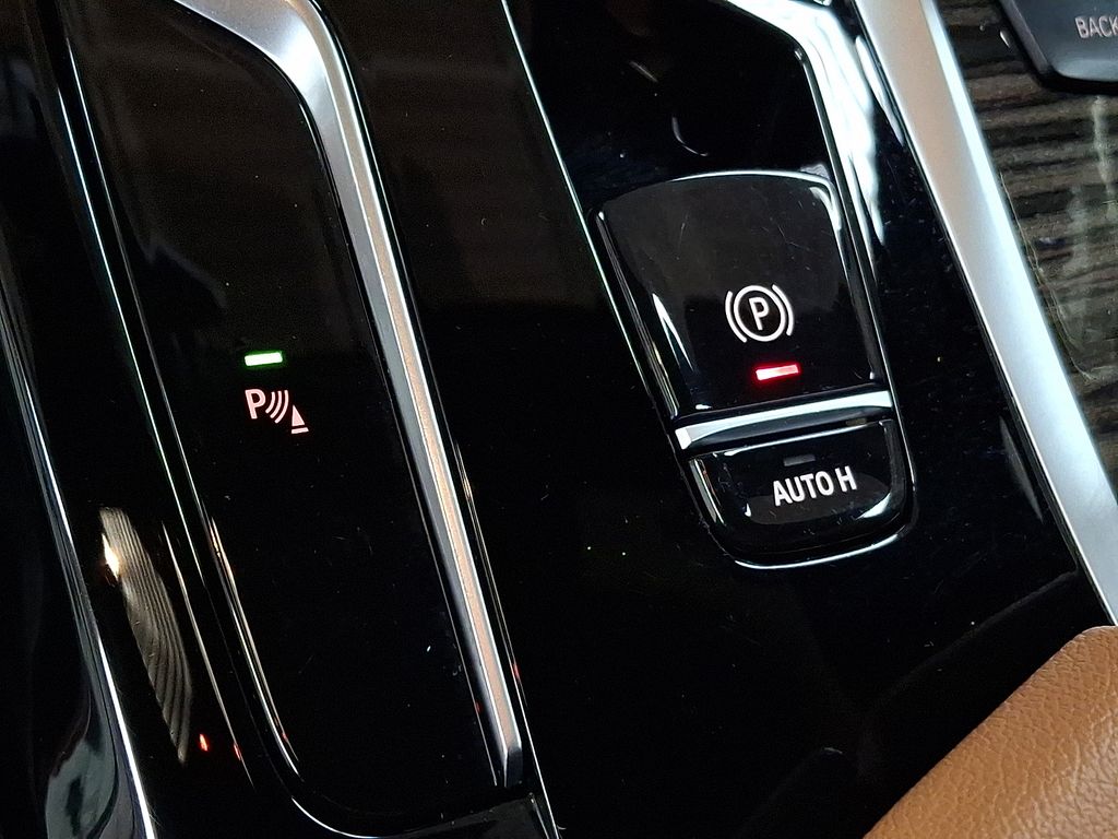 Thumbnail: 2023 BMW 5 Series - 21