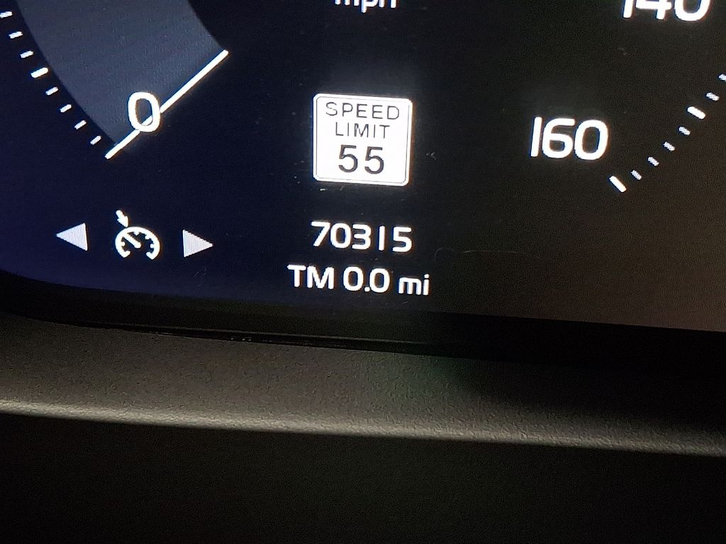 Thumbnail: 2021 Volvo XC40 - 16