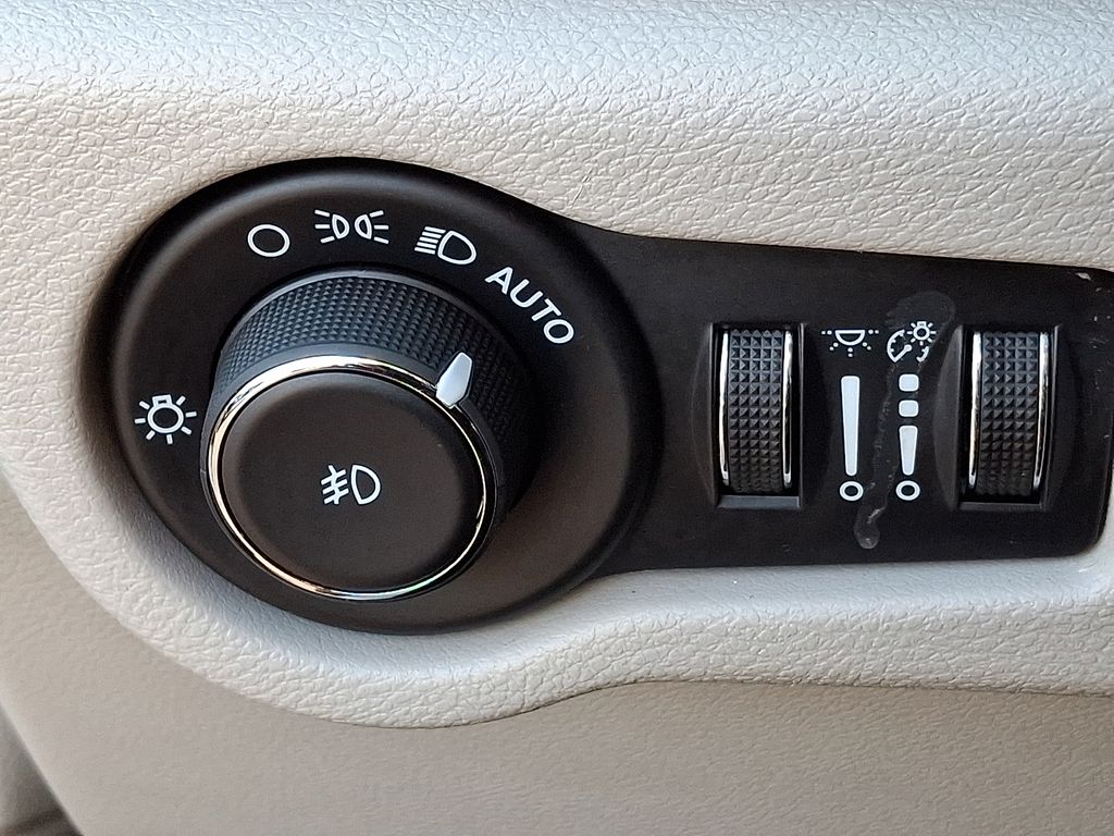 Thumbnail: 2023 Chrysler Pacifica - 22