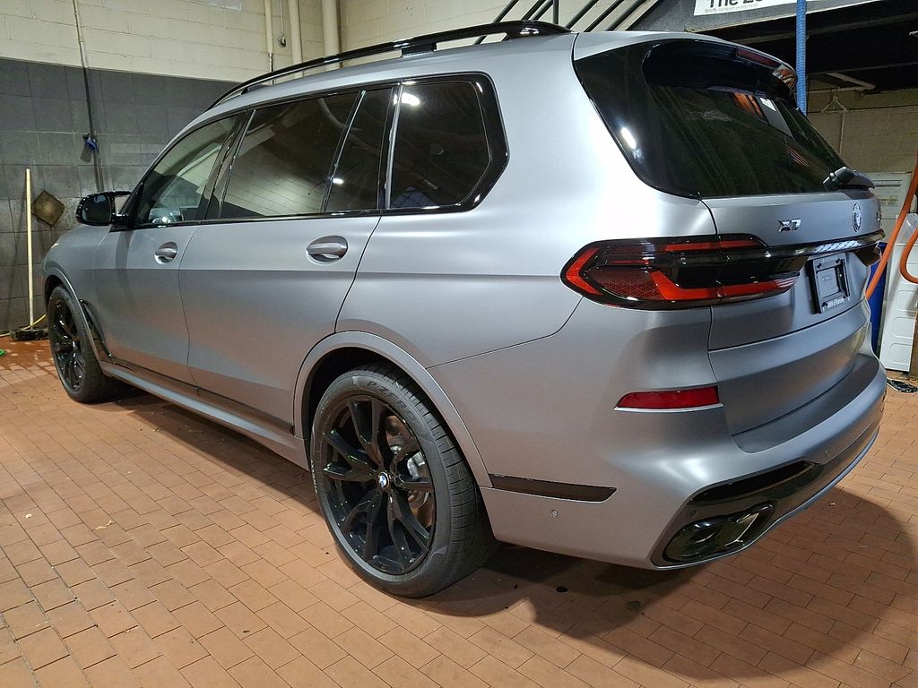 Thumbnail: 2027 BMW X7 - 3