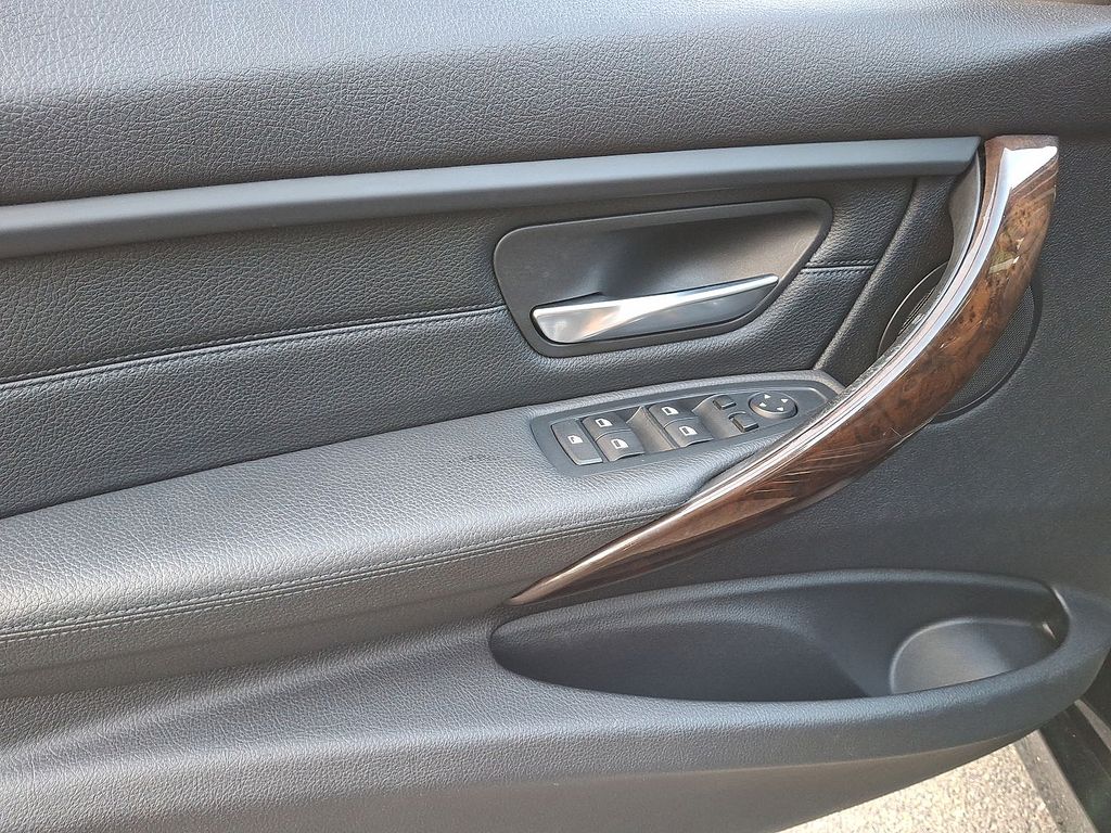 Thumbnail: 2015 BMW 3 Series - 10