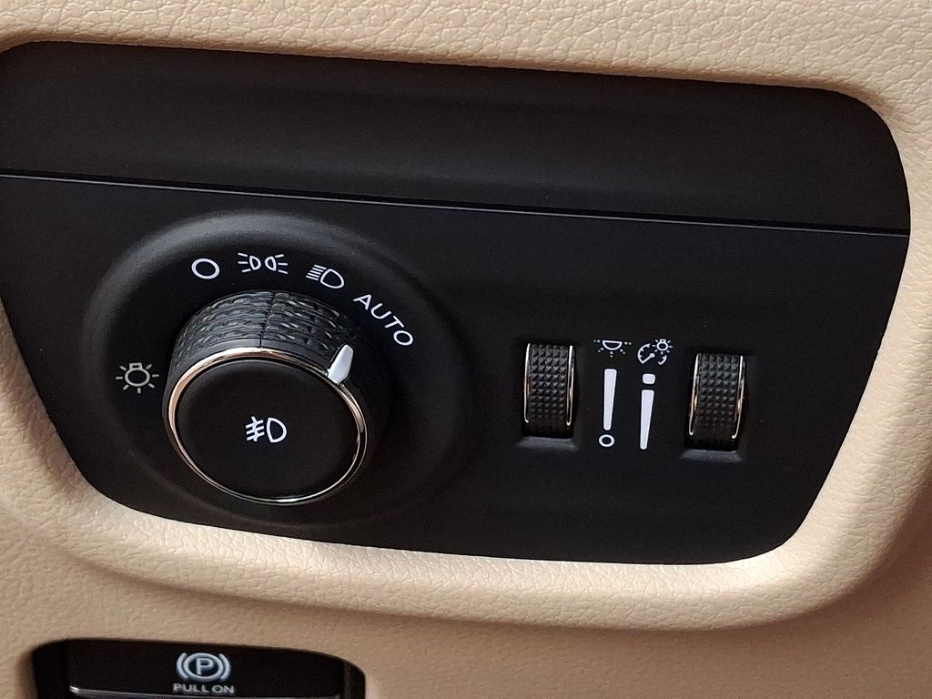 Thumbnail: 2022 Jeep Grand Cherokee - 22