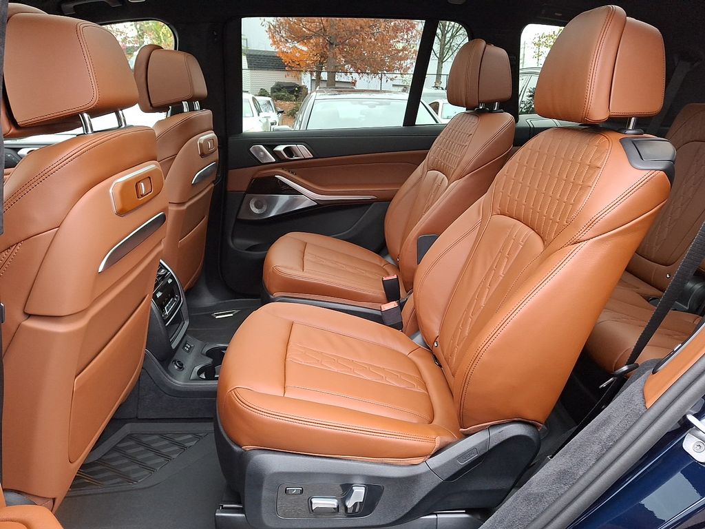 Thumbnail: 2026 BMW X7 - 8