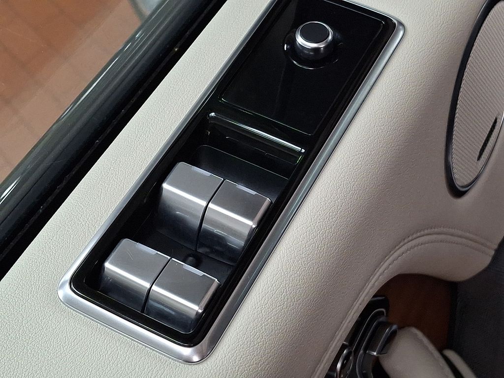 Thumbnail: 2021 Land Rover Range Rover - 23