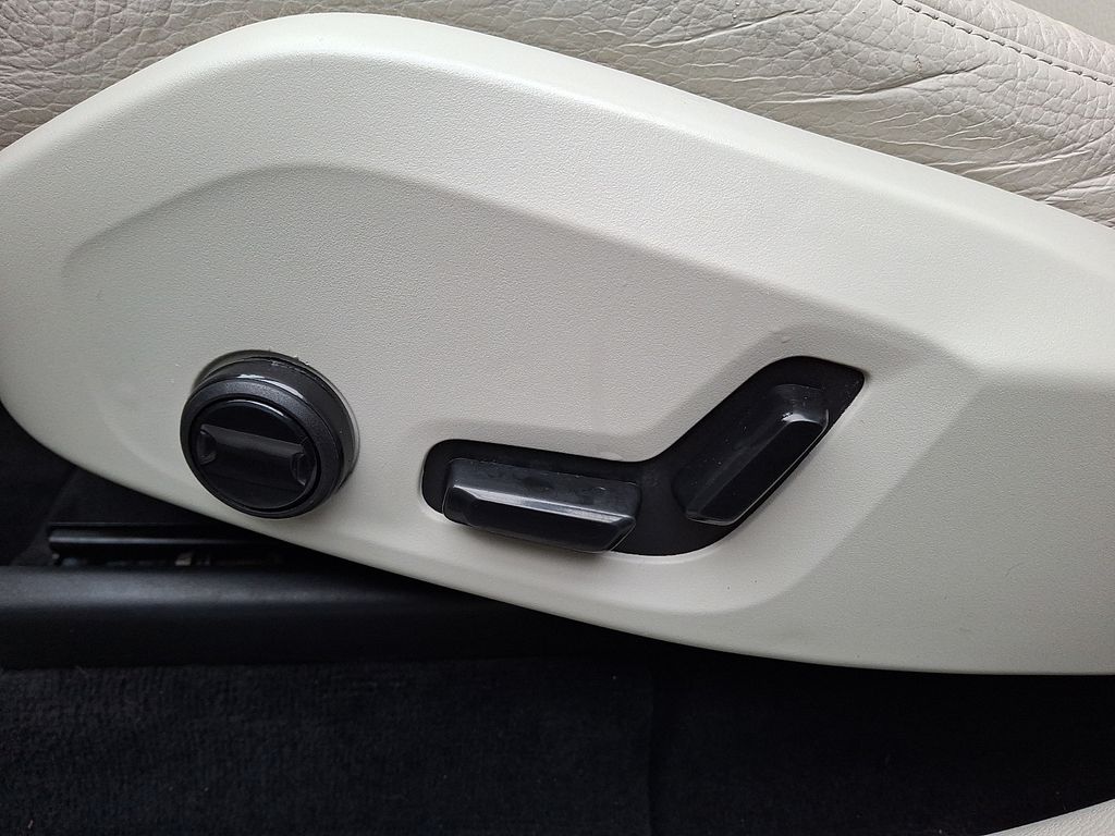 Thumbnail: 2023 Volvo XC60 - 10