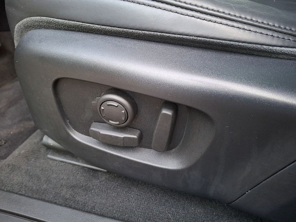 Thumbnail: 2020 Land Rover Range Rover Evoque - 10