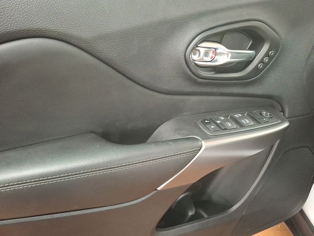 Thumbnail: 2022 Jeep Cherokee - 8