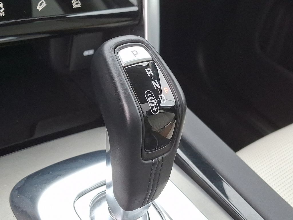 Thumbnail: 2023 Land Rover Discovery Sport - 12