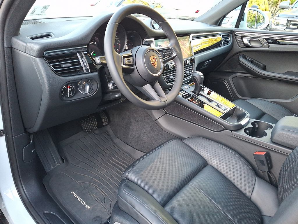 Thumbnail: 2025 Porsche Macan - 9