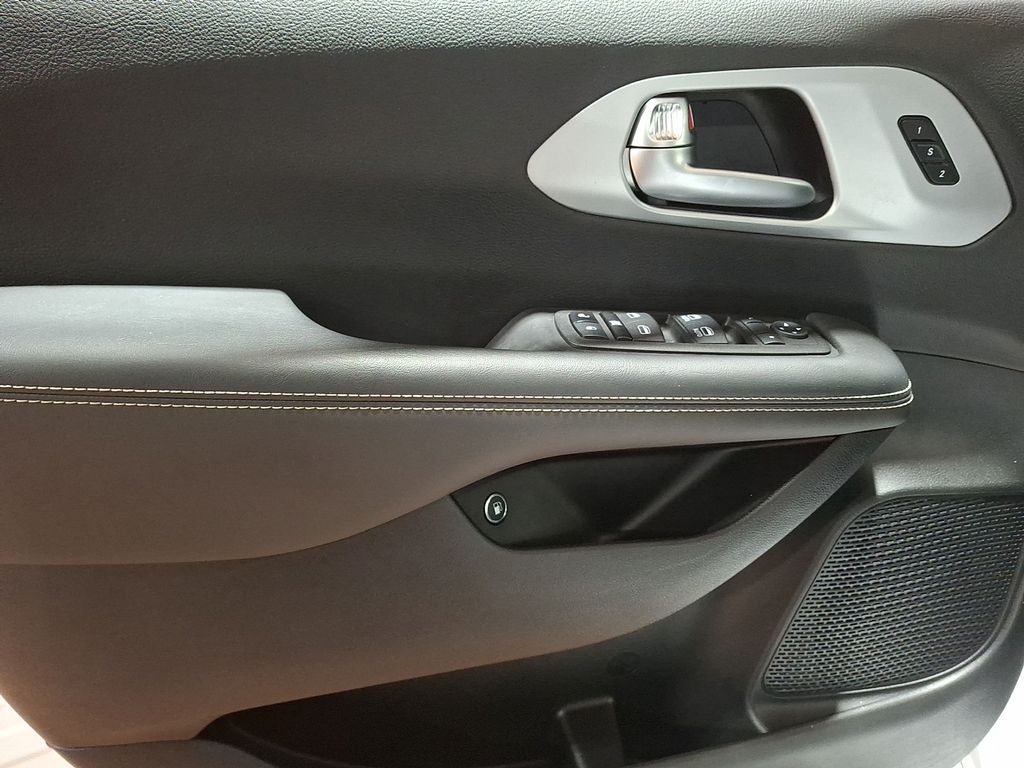 Thumbnail: 2024 Chrysler Pacifica - 10