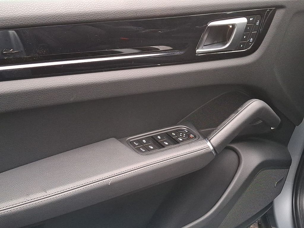 Thumbnail: 2023 Porsche Cayenne - 8