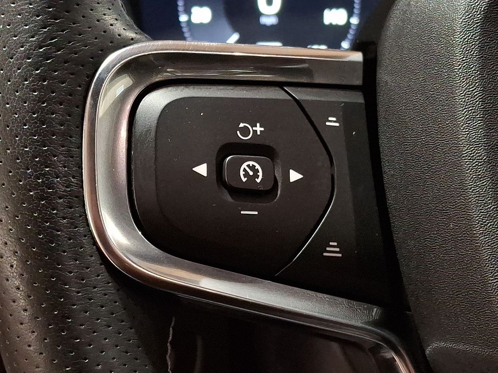 Thumbnail: 2021 Volvo XC40 - 17