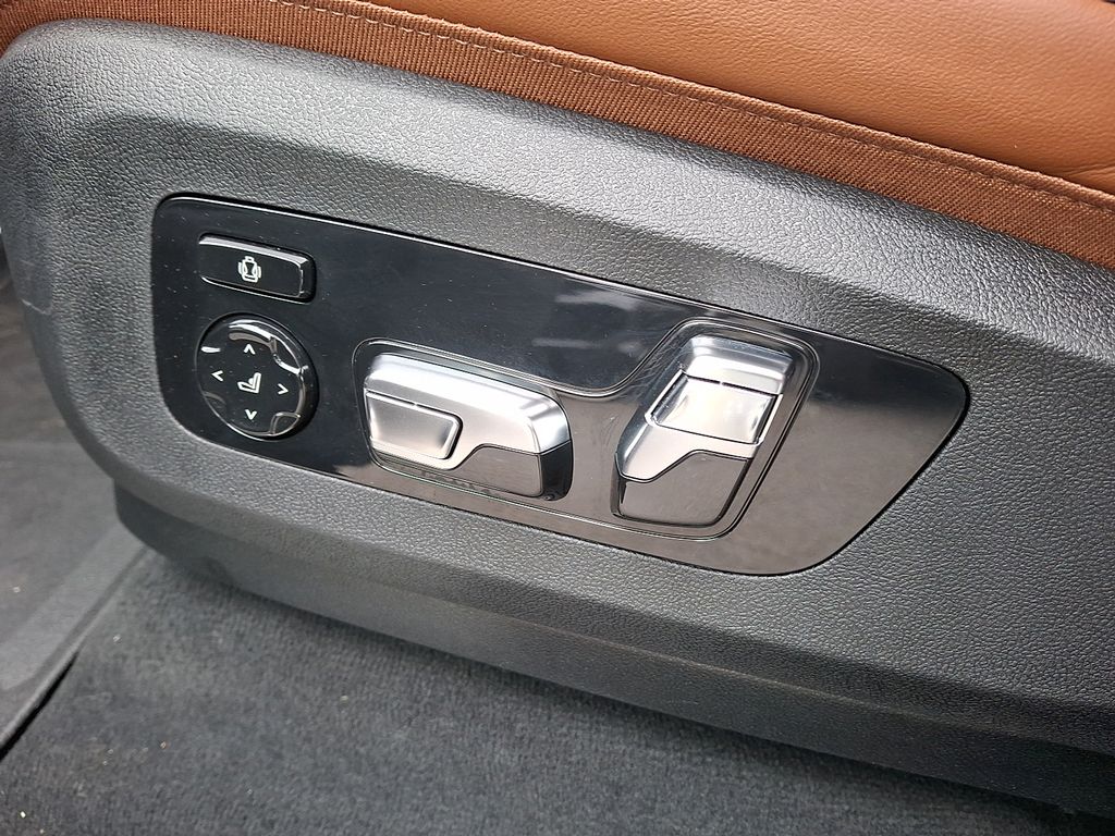 Thumbnail: 2026 BMW X7 - 12