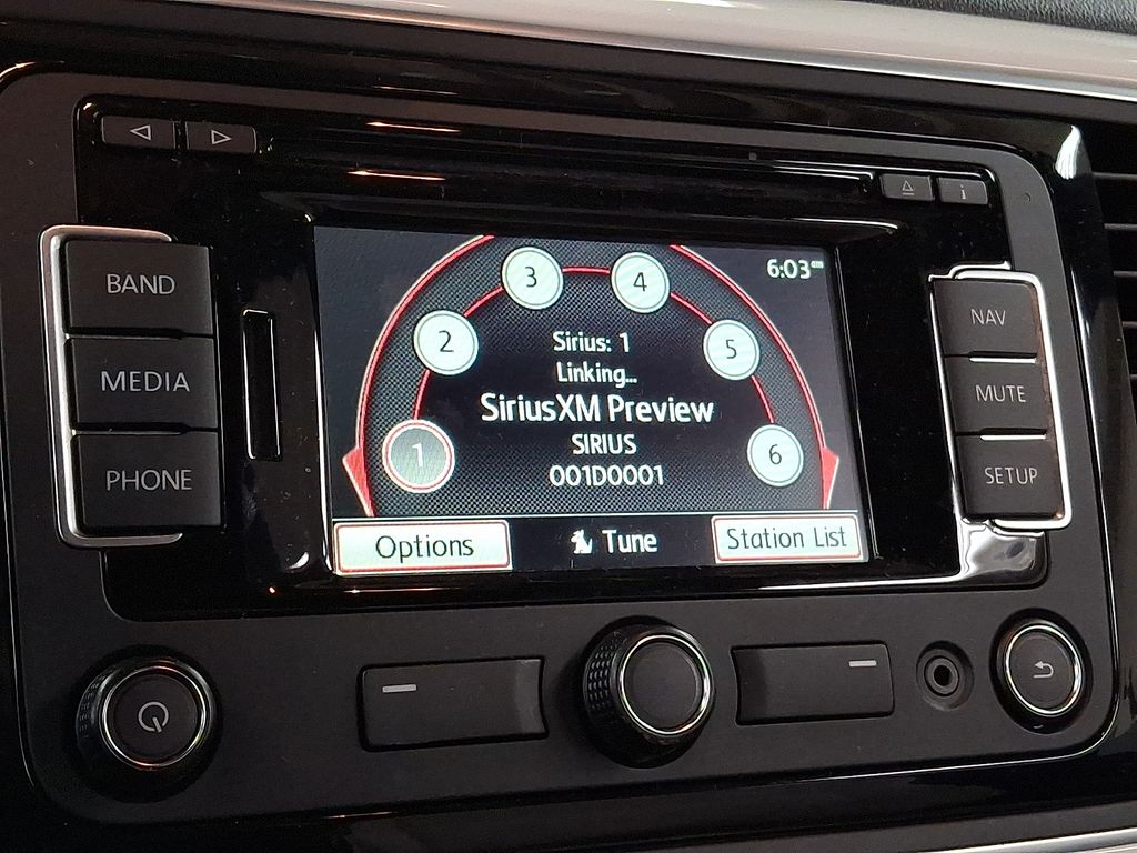 Thumbnail: 2015 Volkswagen Beetle - 14