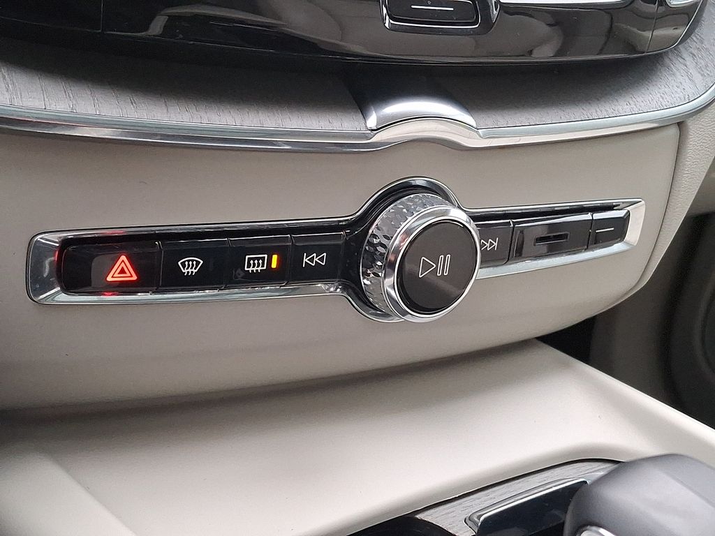 Thumbnail: 2023 Volvo XC60 - 13