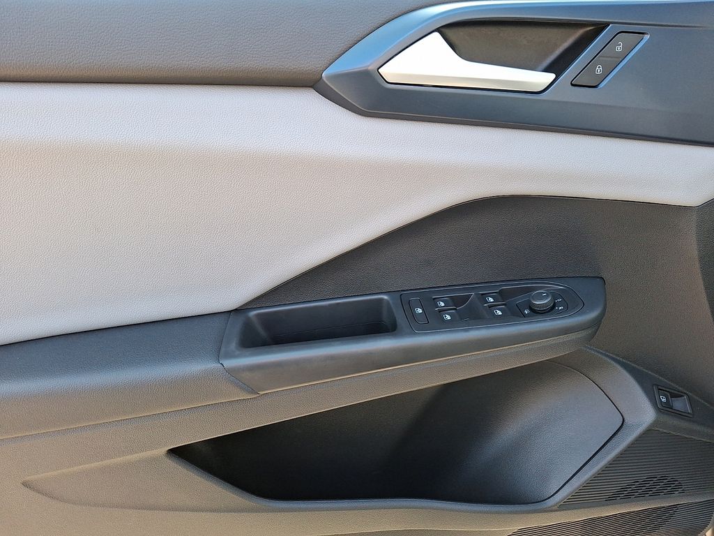 Thumbnail: 2022 Volkswagen Taos - 10