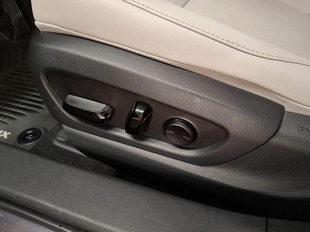 Thumbnail: 2023 Lexus UX - 11