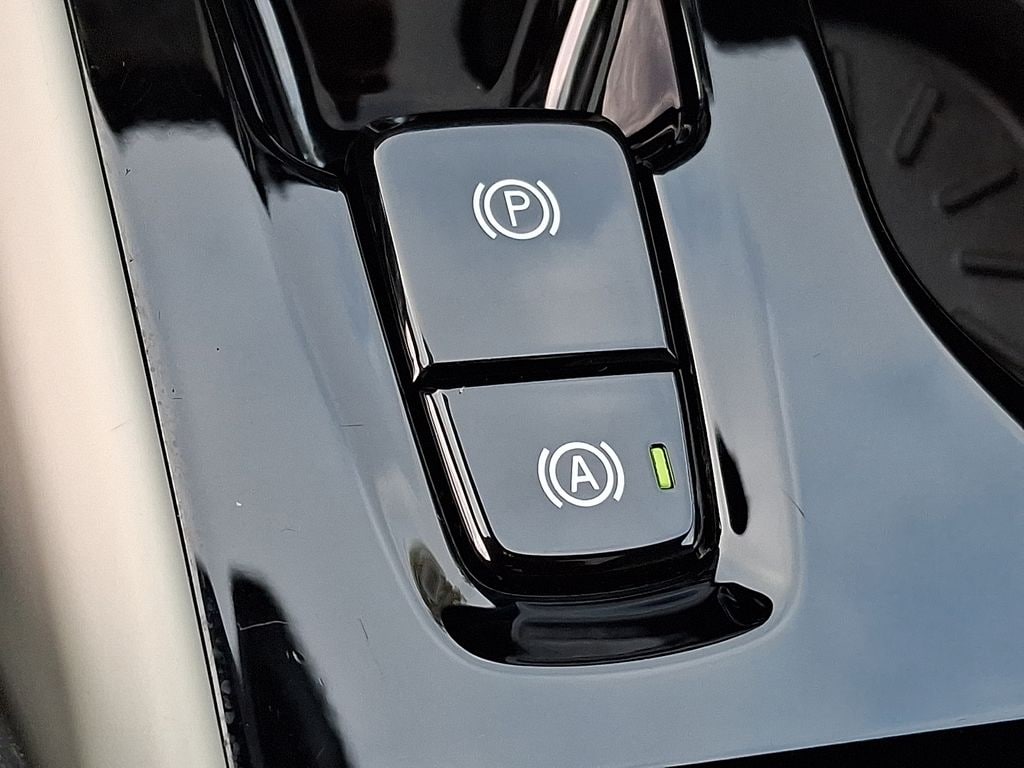 Thumbnail: 2023 Volvo XC40 - 22