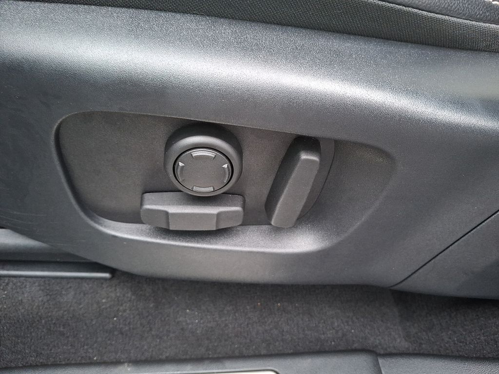 Thumbnail: 2023 Land Rover Discovery Sport - 10