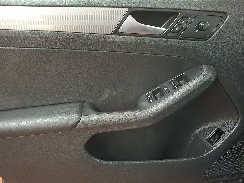 Thumbnail: 2017 Volkswagen Jetta - 10