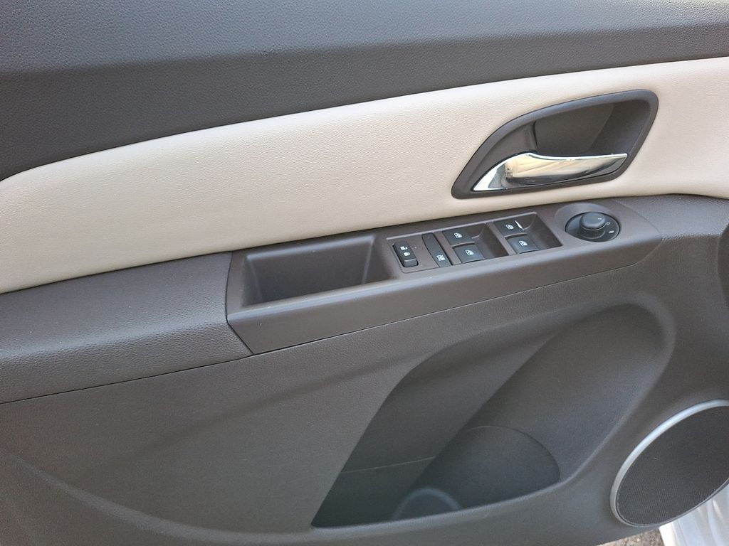 Thumbnail: 2015 Chevrolet Cruze - 8