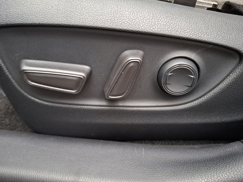 Thumbnail: 2021 Toyota RAV4 - 8