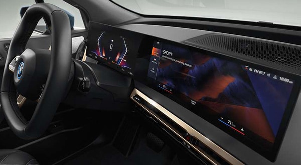 Driver-oriented cockpit with BMW Curved Display.