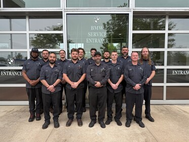Staff member Service Technicians from ID_2406b046d23b
