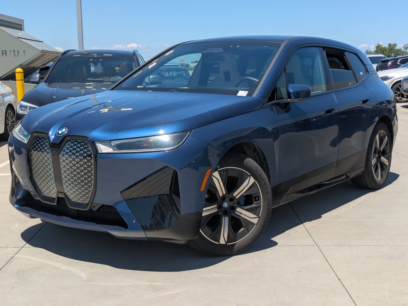 2024 BMW iX xDrive50's photo
