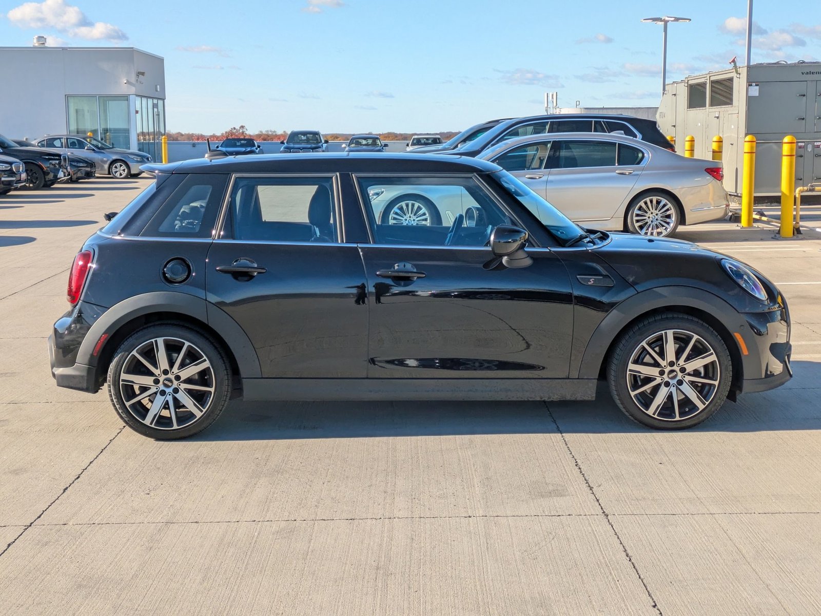 2022 Mini Cooper 4 Door Hardtop S photo 2