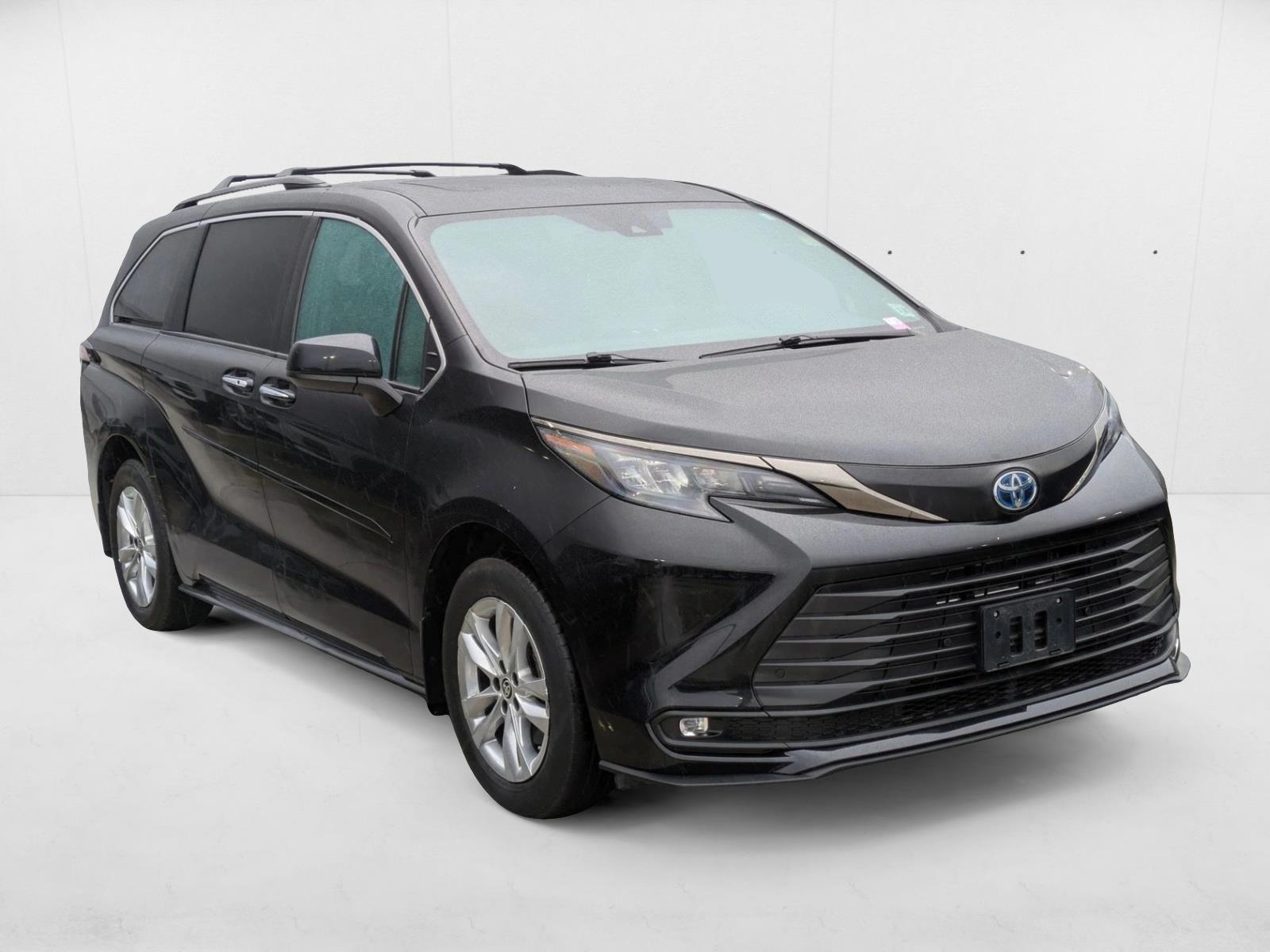 2022 Toyota Sienna XLE Woodland Edition photo 3