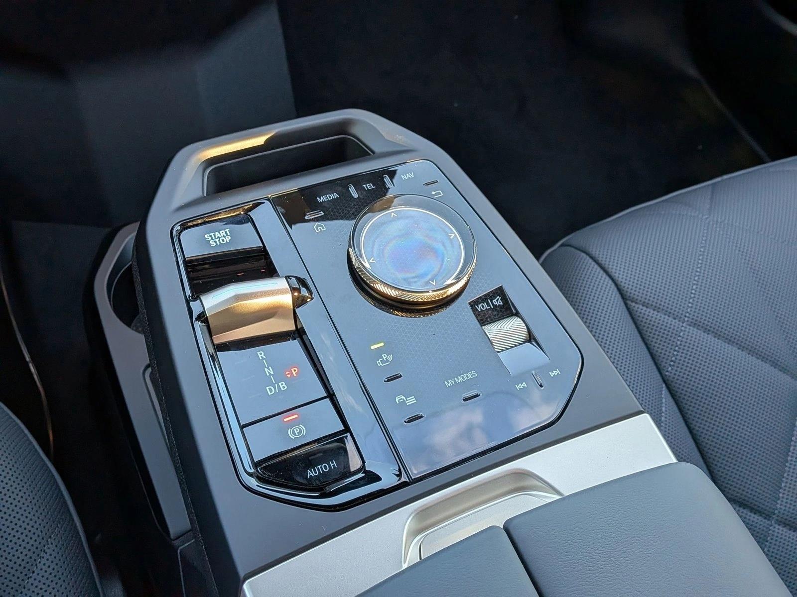 2026 BMW iX 60 - Photo 16