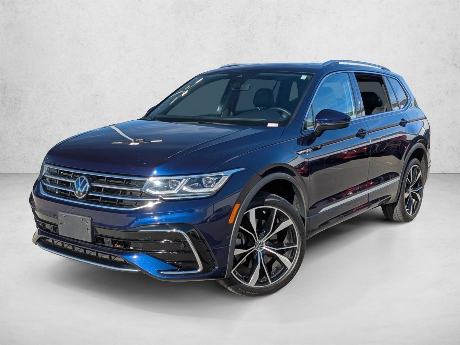 2022 Volkswagen Tiguan SEL R-Line's photo