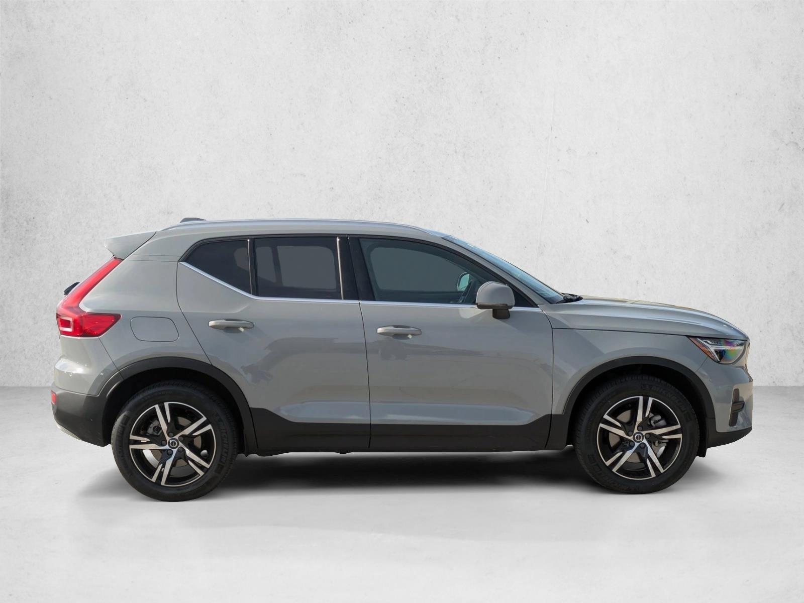 2024 Volvo XC40 Core photo 2