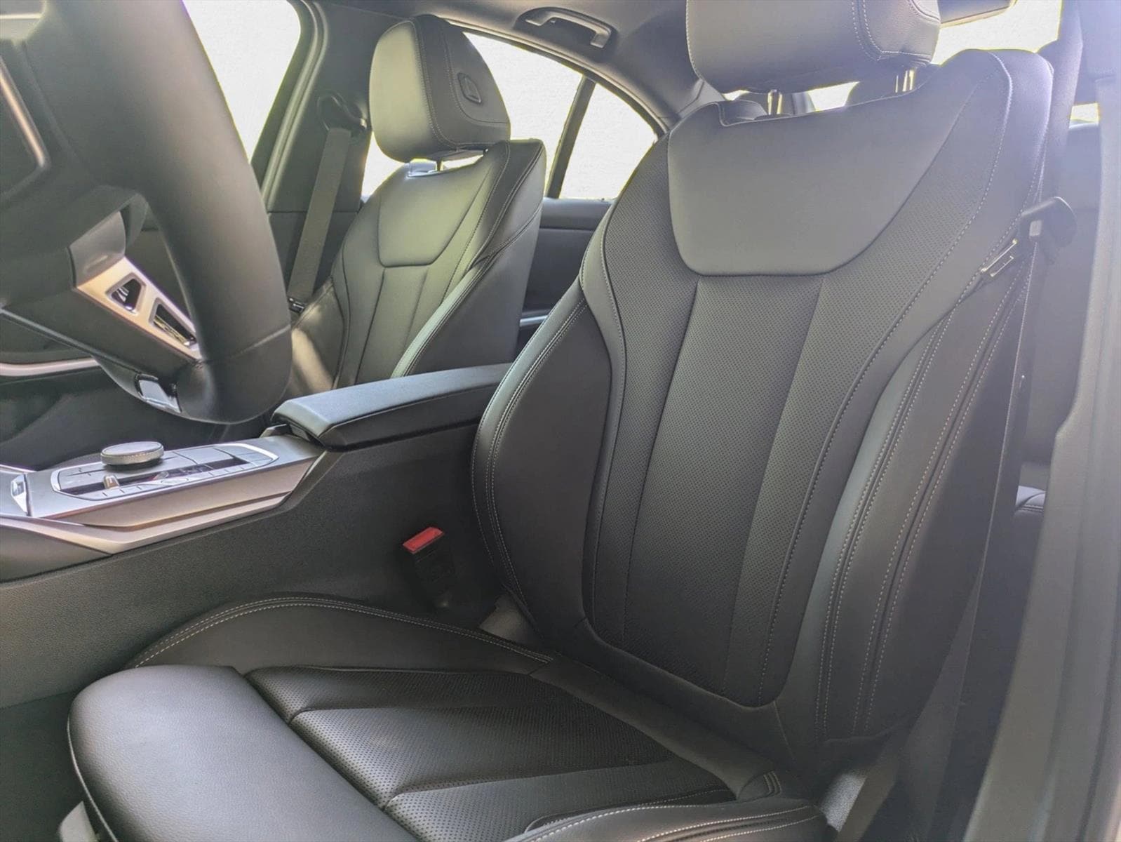 2025 BMW 330i xDrive photo 4