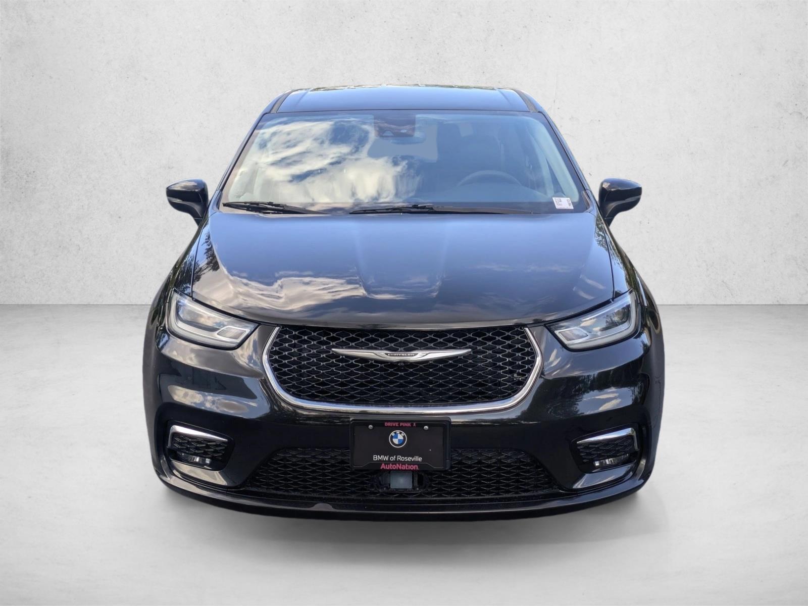 2023 Chrysler Pacifica Touring L photo 2