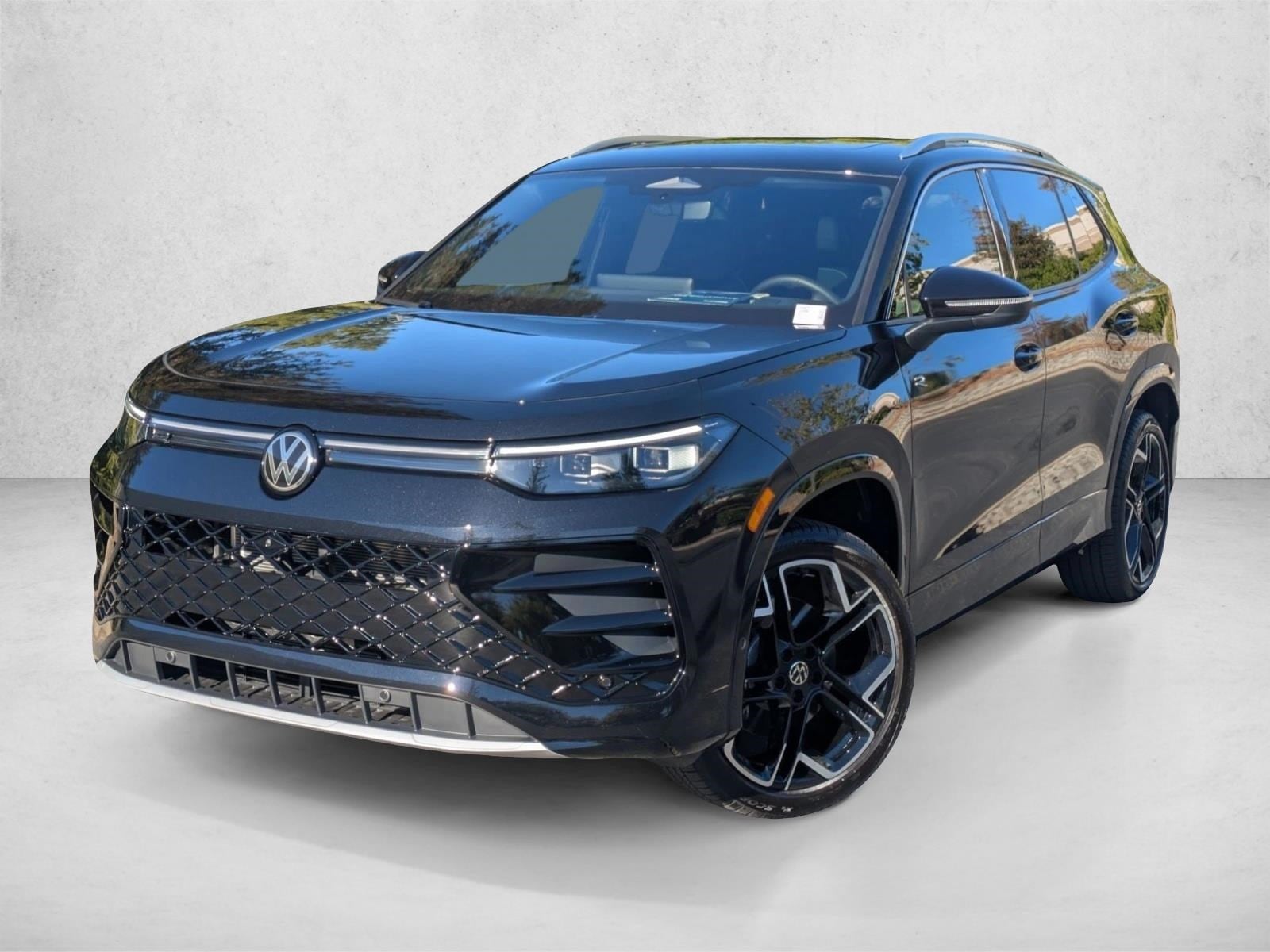 2025 Volkswagen Tiguan SEL R-LINE's photo