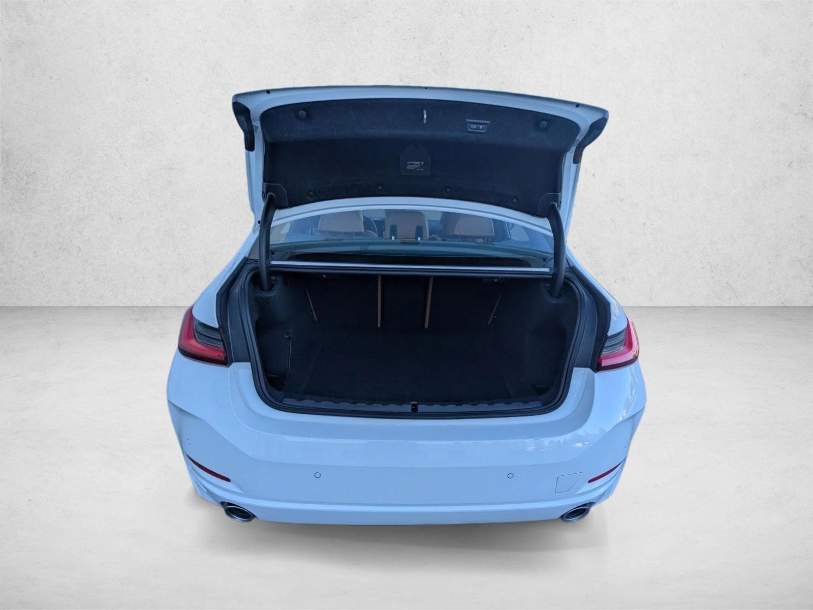 2025 BMW 330i photo 3